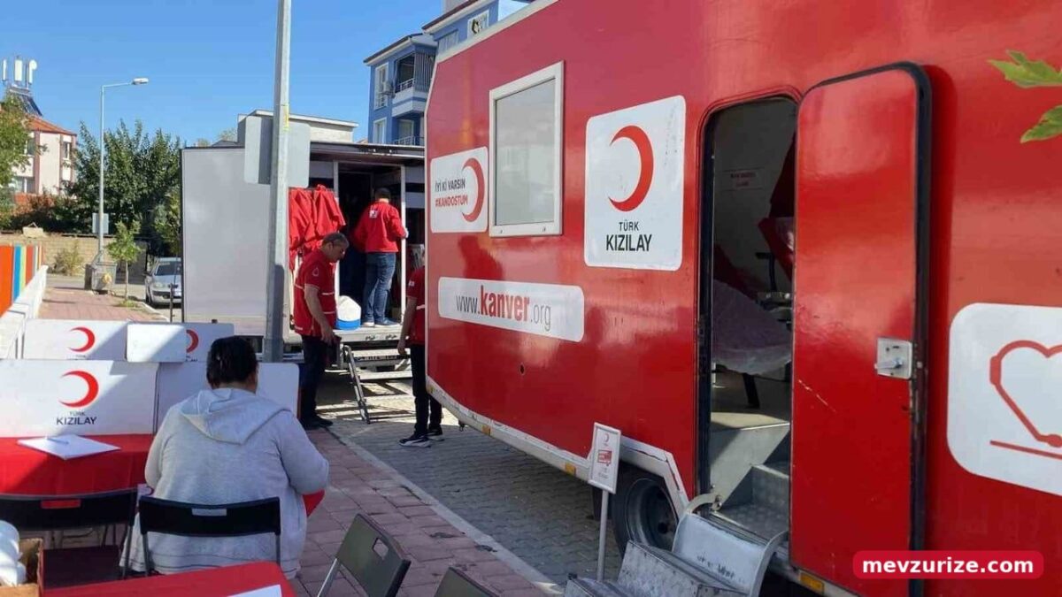 Okul bahçesinde öğrencilerin çağrısı 26 ünite kan sağladı