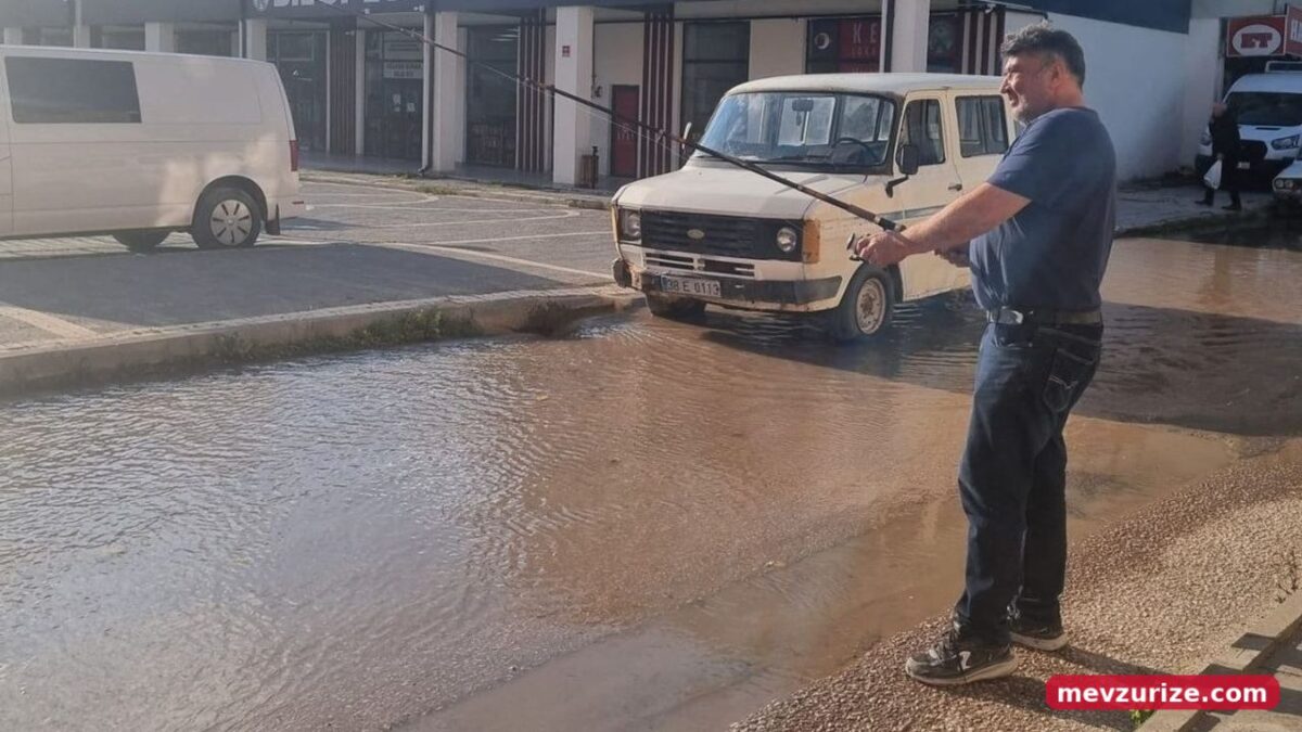Pınarbaşı'nda su borusu patladı, cadde göle döndü! Vatandaş oltasını alıp balık tutmaya çıktı