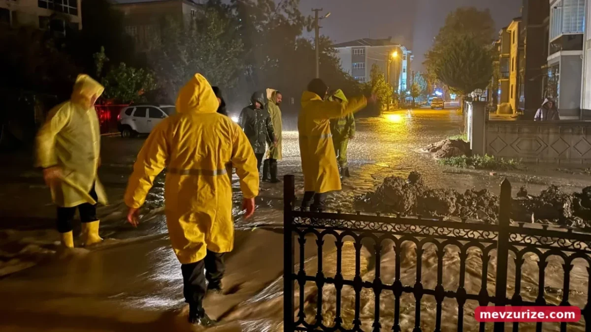 Sakarya’da tepelerde biriken sular ilçeyi bastı! Yollar nehre döndü