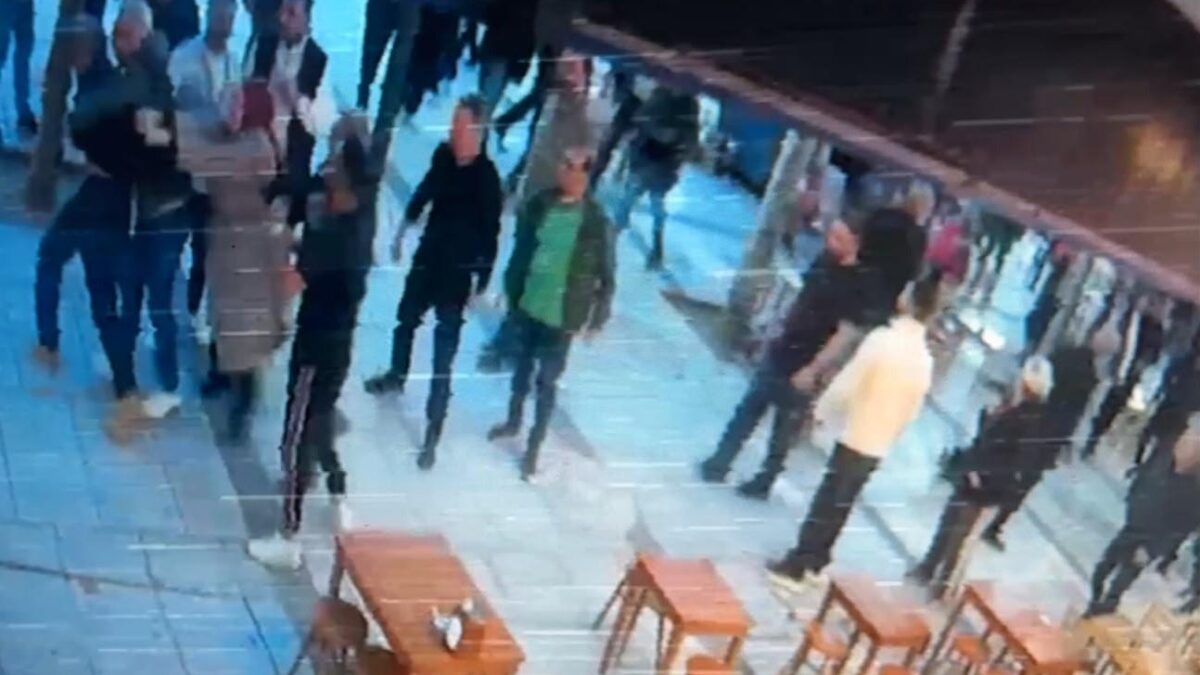 Sakarya’da çay ocağından çıkan 16 yaşındaki kıza sokak ortasında saldırı! Şüpheli vatandaşın gazabına uğradı