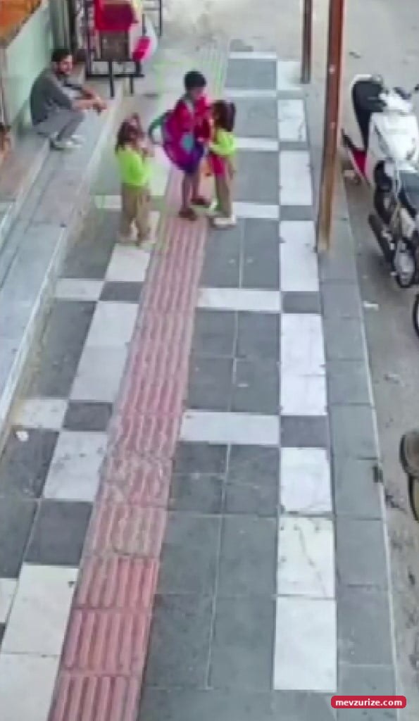 ŞANLIURFA'DA İKİ KIZ KARDEŞİYLE BİRLİKTE OKULA GİDEN BİR AĞABEYİN SERGİLEDİĞİ DAVRANIŞ, GÖRENLERİN...