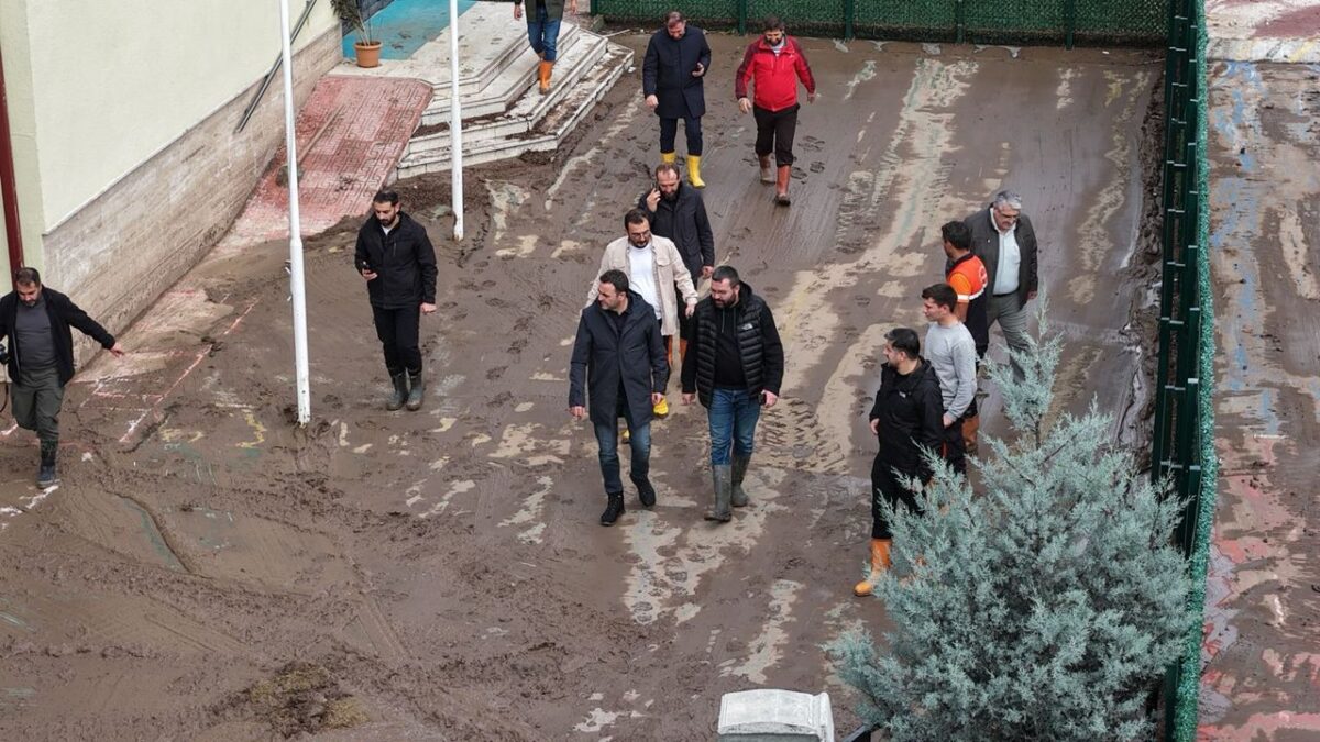Başiskele’de selin izleri siliniyor: 337 personel sahada