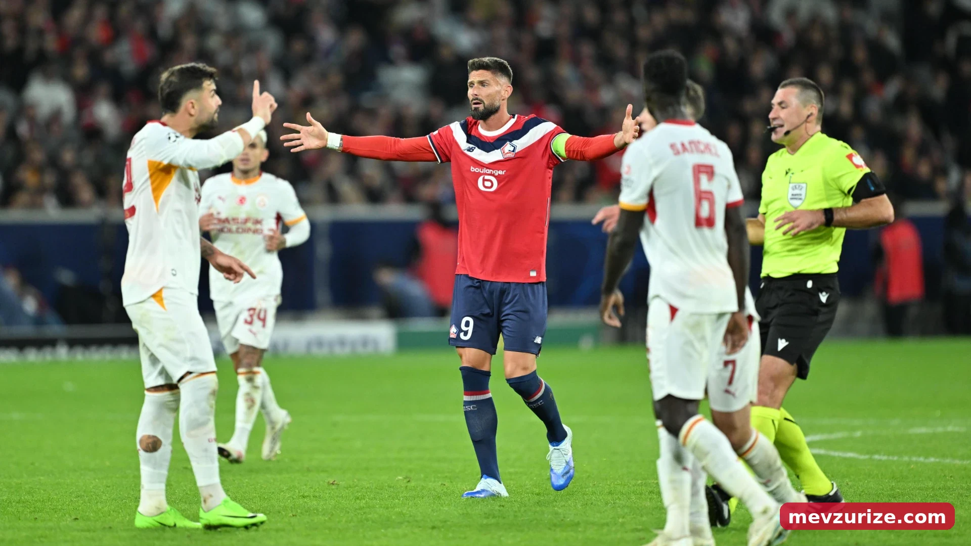 Bülent Timurlenk - Nihayet 3 puanBülent Timurlenk yazısında Galatasaray - Lille maçını değerlendirdi. Timurlenk, "Elinde yol tarifi varsa hayatta gideceğin yeri, futbolda da rakip kaleyi kolay bulursun. Lille'in tarifi şuydu: Galatasaray gibi bu kupada iki mağlubiyet alırken kalesinde 6 gol görmüş, topu rakibe bırakmış, bir tercih değil mecburiyet olan ön alan baskısından rahatsız olan, rakibin kafa şutlarında da yumuşak karnı olan bir takım... Başında da büyük usta Ancelotti'nin oğlu Davide… Galatasaray erken golle öne geçtiğinde oyunu soğutmayı başaramadı. Lille'in beraberlik golünü bulup öne geçtiği ilk yarıda problem, merkezdeki Torreira- Batrakov-Sara üçlüsünün top tutamamaları ve merkezden hücum etmekten imtina etmesiydi." ifadelerine yer verdi.