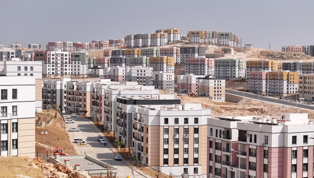 Çevre, Şehircilik ve İklim Değişikliği Bakanlığınca yürütülen Yüzyılın Konut Projesi kapsamında İstanbul'da inşa edilecek 100 bin konutun yanı sıra 15 bin sosyal konut da Türkiye'de ilk kez uygulanacak sistemle kiraya verilecek. Projenin ilk etabında 1071 konut, şartları sağlayan vatandaşlara 3 yıl süreyle tahsis edilecek. Başvurular 14-25 Eylül tarihlerinde e-Devlet üzerinden Toplu Konut İdaresi Başkanlığının (TOKİ) "Konut / İşyeri Başvuru" hizmetinden yapılacak ve başvuru ücreti alınmayacak.