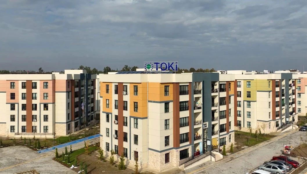 TOKİ sosyal konutların kira ödemesi ne zaman başlayacak?Konutların kira bedeli, teslim için idarece bildirilen tarihten itibaren 12 ay boyunca artırılmayacak. Bu sürenin sona ermesini takip eden ilk ocak ayında kira bedellerine TÜFE oranında artış yapılacak.Kira ödemeleri ise konutun teslimini takip eden ayın 20'sinde başlayacak. Tahsis süresi 3 yılla sınırlı olacak ve uzatılamayacak. Tahsis süresi içerisinde konut satın alan hak sahiplerinin ise kiralık sosyal konutu tahliye etmesi gerekecek.