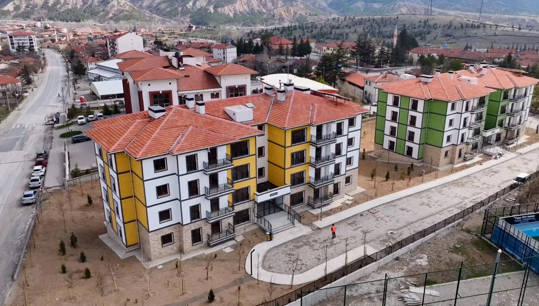 Çevre, Şehircilik ve İklim Değişikliği Bakanlığı Toplu Konut İdaresi Başkanlığı (TOKİ) tarafından İstanbul genelinde hayata geçirilen ve dar gelirli vatandaşların uygun koşullarda barınma ihtiyacını karşılamayı hedefleyen 1.071 kiralık sosyal konut projesinde kura heyecanı doruğa ulaştı. Projenin ilk etabında yer alan 1.071 konutun hak sahipleri kura yöntemiyle belirlenecek. Bu nedenle “TOKİ kiralık konut sonuçları ne zaman açıklanacak?” ve “Kura çekimi hangi tarihte yapılacak?” soruları gündemdeki yerini koruyor. Başvuru sürecinin başarıyla tamamlanmasının ardından binlerce hak sahibi adayının gözü kulağı kura çekiliş tarihlerine çevrildi. İşte TOKİ İstanbul kiralık sosyal konut projesinde kura süreci ve sonuçlara ilişkin son durum.