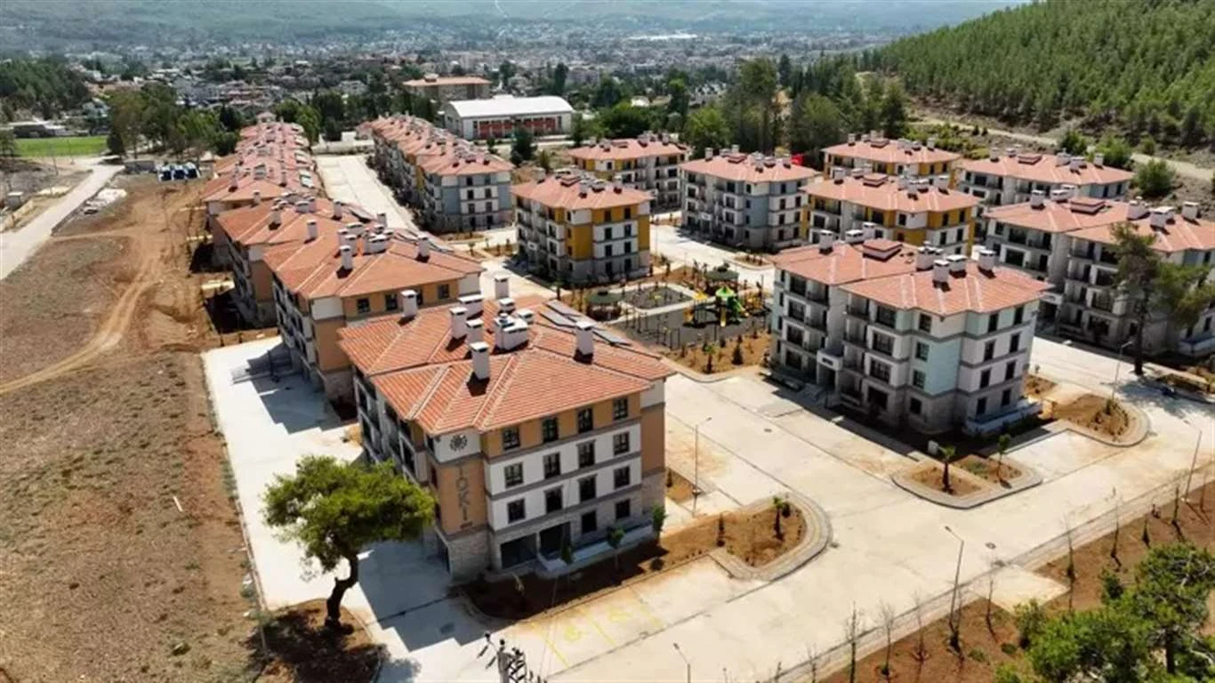 TOKİ İstanbul kiralık konut kura tarihi 2026 gündemdeki yerini korurken Başakşehir, Gaziosmanpaşa, Beyoğlu, Güngören, Maltepe, Tuzla, Kartal, Ataşehir, Sancaktepe, Ümraniye, Üsküdar ve Arnavutköy’deki konutlar için hak sahipliği süreci takip ediliyor. Toplam 1.071 konutun yer aldığı projede 1+1, 2+1, 3+1 ve 4+1 daire seçenekleri bulunuyor. Üç yıllığına kiralanması planlanan konutlarda başlangıç kira bedelleri daire büyüklüğüne göre 10 bin TL ile 18 bin TL arasında değişiyor. Başvuru sahipleri, kura takvimi ve sonuç sorgulama işlemleri için TOKİ'nin resmi duyurularını takip ediyor.