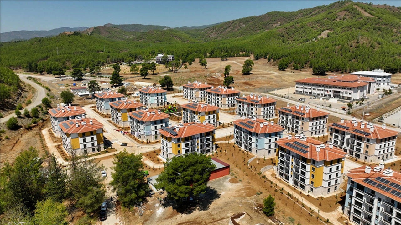 TOKİ 1.071 kiralık konut hangi ilçelerde?İstanbul'da ilk etapta kiraya verilmesi planlanan 1.071 konut, dört ayrı grup kapsamında farklı ilçelerde yer alıyor. Projedeki konutların dağılımı şöyle:Başakşehir, Gaziosmanpaşa, Beyoğlu ve Güngören: 360 konutMaltepe, Tuzla ve Kartal: 330 konutAtaşehir, Sancaktepe, Ümraniye ve Üsküdar: 291 konutArnavutköy: 90 konutToplam 1.071 konutun yer aldığı projede farklı büyüklüklerde daire seçenekleri sunuluyor. Konutların üç yıllığına kiralanması planlanırken hak sahipliği ve kiralama işlemlerine ilişkin ayrıntıların resmî açıklamalarla netleşmesi bekleniyor.