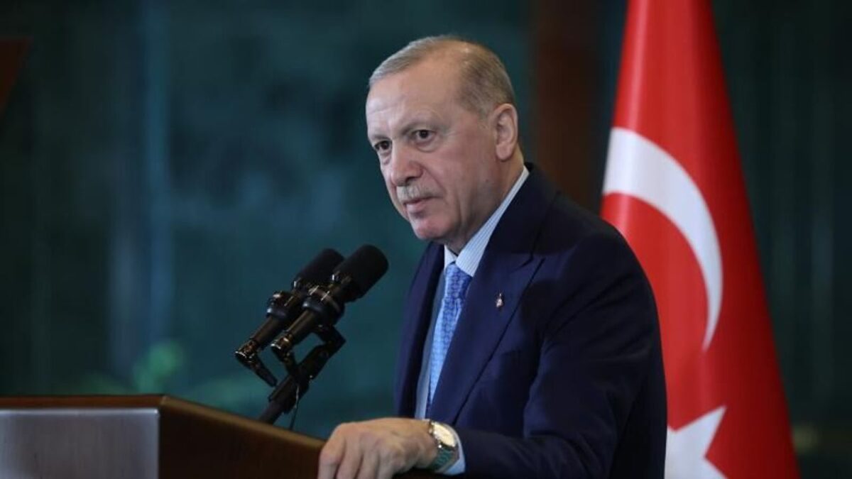 Tugay'a rozeti taktı, mesajı verdi: İzmir’e tüm imkanlarımızla destek olacağız!