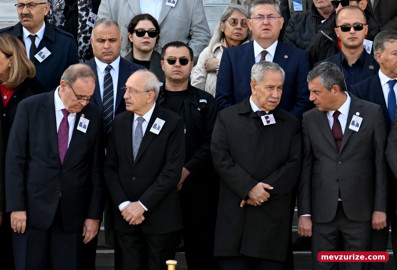 Günün karesi! Kılıçdaroğlu ile Özel'in zoraki tokalaşması cenazeye damga vurdu
