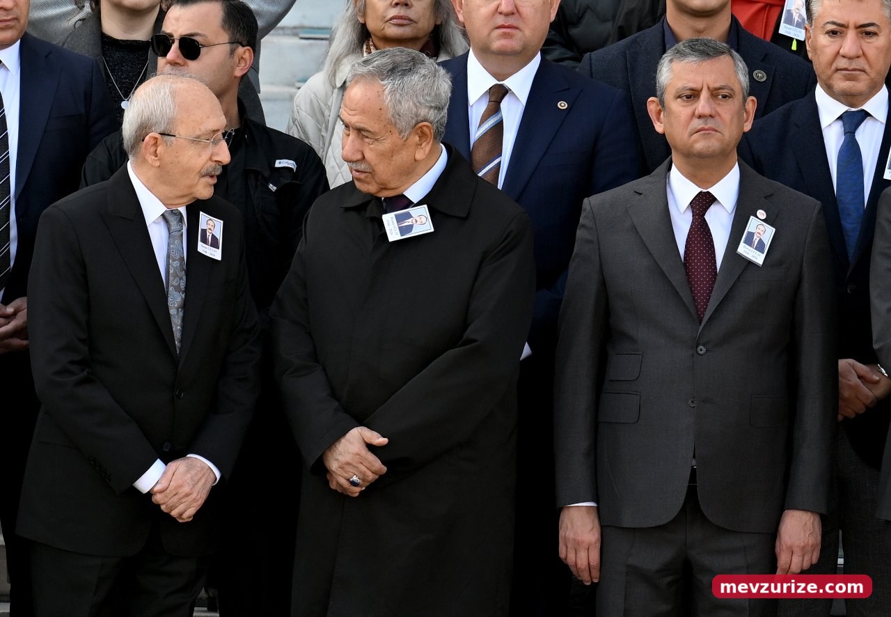 Günün karesi! Kılıçdaroğlu ile Özel'in zoraki tokalaşması cenazeye damga vurdu